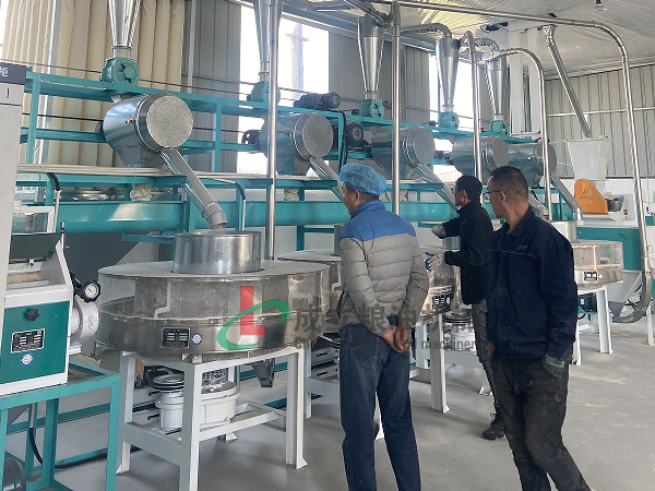 鶴壁客戶(hù)訂購(gòu)4+2組石磨面粉機(jī)，運(yùn)行良好